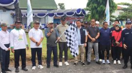 MELEPAS : Plt. Kepala Biro Kesejahteraan Rakyat Sekretariat Daerah Provinsi Kalteng, H. Ahmad Husain saat melepas kegiatan jalan sehat yang diinisiasi oleh BKPRMI Kalteng, Minggu (31/8/2025).(IST)