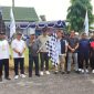 MELEPAS : Plt. Kepala Biro Kesejahteraan Rakyat Sekretariat Daerah Provinsi Kalteng, H. Ahmad Husain saat melepas kegiatan jalan sehat yang diinisiasi oleh BKPRMI Kalteng, Minggu (31/8/2025).(IST)
