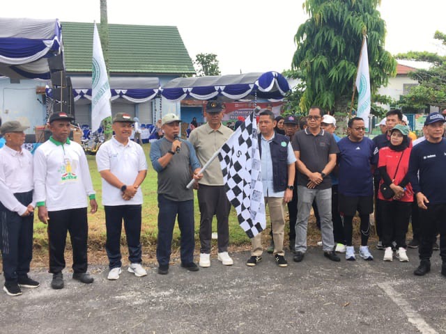 MELEPAS : Plt. Kepala Biro Kesejahteraan Rakyat Sekretariat Daerah Provinsi Kalteng, H. Ahmad Husain saat melepas kegiatan jalan sehat yang diinisiasi oleh BKPRMI Kalteng, Minggu (31/8/2025).(IST)