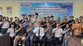 FOTO BERSAMA :  Kepala Dinas Perkebunan  Provinsi Kalteng, H. Rizky Ramadhana Badjuri saat foto bersama dengan peserta rapat Penetapan Harga TBS Periode II Bulan September, Kamis (4/9/2025).(IST)