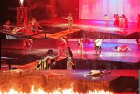 MENYALA - Totalitas seniman Kalteng dalam Pentas Dayak Opera : Nyai Nyalong Apoi 2 di tengah hujan deras.(IST)