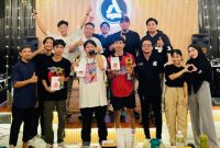 FUN BATTLE: Para Barista dengan Hipmi BPC Kabupaten Lamandau, saat Sysa Cafe dalam kegiatan Fun Battle V60 Minggu (14/9/2025) malam.(IST)