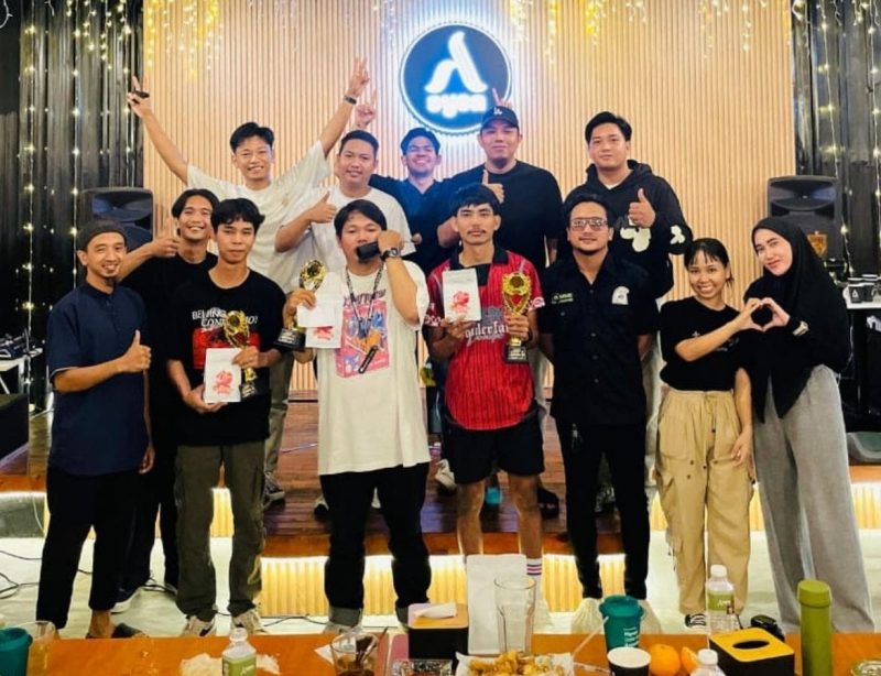 FUN BATTLE: Para Barista dengan Hipmi BPC Kabupaten Lamandau, saat Sysa Cafe dalam kegiatan Fun Battle V60 Minggu (14/9/2025) malam.(IST)