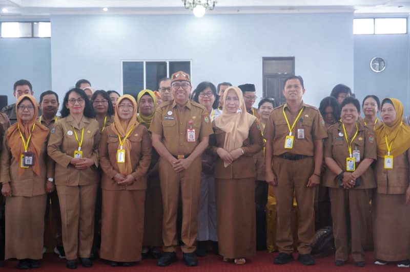 FOTO BERSAMA: Plt Sekretaris Daerah Provinsi Kalteng Leonard S. Ampung, saat fotk barsama usai membuka Pelatihan Persiapan Purna Tugas bagi ASN di lingkungan Pemprov Kalteng di Aula Sei Kapuas BPSDM Kalteng, Senin (8/9/2025).(IST)