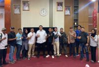 FOTO BERSAMA: Bupati Lamandau, Rizky Aditya Putra foto bersama dengan rekan-rekan Organisasi PWI dan SMSI Kabupaten Lamandau, di ruang kerja Bupati, Rabu (30/7).(IST)