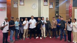 FOTO BERSAMA: Bupati Lamandau, Rizky Aditya Putra foto bersama dengan rekan-rekan Organisasi PWI dan SMSI Kabupaten Lamandau, di ruang kerja Bupati, Rabu (30/7).(IST)