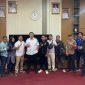 FOTO BERSAMA: Bupati Lamandau, Rizky Aditya Putra foto bersama dengan rekan-rekan Organisasi PWI dan SMSI Kabupaten Lamandau, di ruang kerja Bupati, Rabu (30/7).(IST)