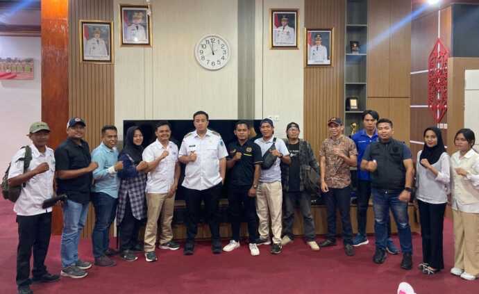 FOTO BERSAMA: Bupati Lamandau, Rizky Aditya Putra foto bersama dengan rekan-rekan Organisasi PWI dan SMSI Kabupaten Lamandau, di ruang kerja Bupati, Rabu (30/7).(IST)