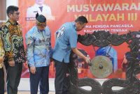 MEMBUKA : Plt. Sekda Kalteng Leonard S. Ampung saat memukul gong tanda dibukannya  Muswil III Sapma Pemuda Pancasila, yang di laksanakan si Aula PPIG Universitas Palangka Raya, Sabtu (13/9/2025).(IST)