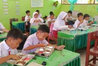 MAKAN : Sejumlah siswa SD di Kota Palangkaraya saat memakan makanan yang diberika oleh pemerintah daerah melalui program MBG, belum lama ini.(IST)