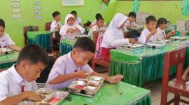 MAKAN : Sejumlah siswa SD di Kota Palangkaraya saat memakan makanan yang diberika oleh pemerintah daerah melalui program MBG, belum lama ini.(IST)