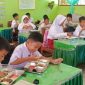 MAKAN : Sejumlah siswa SD di Kota Palangkaraya saat memakan makanan yang diberika oleh pemerintah daerah melalui program MBG, belum lama ini.(IST)
