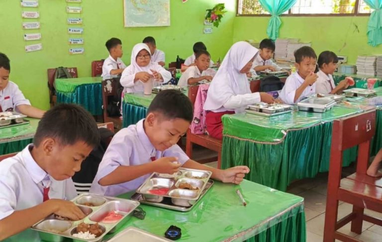 MAKAN : Sejumlah siswa SD di Kota Palangkaraya saat memakan makanan yang diberika oleh pemerintah daerah melalui program MBG, belum lama ini.(IST)