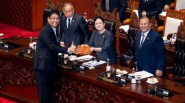 SERAHKAN: Menteri Keuangan Purbaya Yudhi Sadewa saat menyerahkan RAPBN kepada Ketua DPR RI  Puan Maharani saat Rapat Paripurna DPR RI ke-5 Masa Persidangan I Tahun Sidang 2025-2026, di Gedung DPR RI, Selasa (23/9/2025).