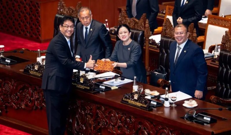 SERAHKAN: Menteri Keuangan Purbaya Yudhi Sadewa saat menyerahkan RAPBN kepada Ketua DPR RI  Puan Maharani saat Rapat Paripurna DPR RI ke-5 Masa Persidangan I Tahun Sidang 2025-2026, di Gedung DPR RI, Selasa (23/9/2025).