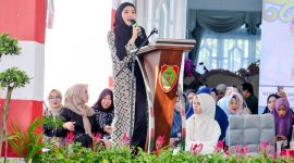 SAMBUTAN :  Ketua TP-PKK Provinsi Kalteng Aisyah Thisia Agustiar Sabran saat memberikan sambutan pada Pengajian Aparatur Sipil Negara dan Dharma Wanita Persatuan Lingkup Pemerintah Provinsi Kalteng (Khusus Muslimah) Dalam rangka peringatan Maulid Nabi besar Muhammad SAW, Jumat (12/9/2025).(IST)