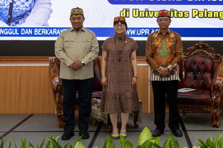 KUNJUNGI : Wakil Menteri Diktisaintek Prof. Stella Christie, Ph.D bersama Wakil Gubernur H.Edy Pratowo dan Rektor UPR, Prof. Dr. Ir. Salampak, M.S, saat melakukan kunjungan kerja ke UPR, Sabtu (13/9/2025).(IST)