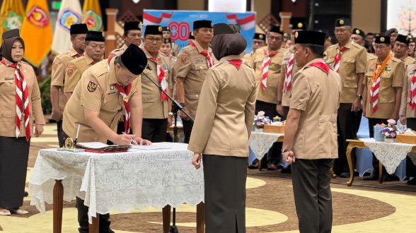 DILANTIK : Bupati Lamandau Rizky Aditya Putra saat dilantik sebagai Mabincab Pramuka Kabupaten Lamandau, disaksikan Gubernur Kalteng H Agustiar Sabran di Aula Jayang Tingang, Kamis (21/8).(IST)