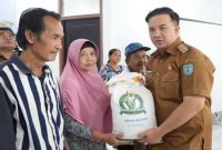 LUNCURKAN : Bupati Lamandau, Rizky Aditya Putra, secara resmi meluncurkan penyaluran beras bantuan pangan untuk bulan Juni dan Juli 2025. Acara launching yang berlangsung di Aula Kantor Kelurahan Nanga Bulik Selasa (22/7).(IST)