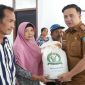LUNCURKAN : Bupati Lamandau, Rizky Aditya Putra, secara resmi meluncurkan penyaluran beras bantuan pangan untuk bulan Juni dan Juli 2025. Acara launching yang berlangsung di Aula Kantor Kelurahan Nanga Bulik Selasa (22/7).(IST)