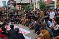 DUDUK BERSAMA: Ketua DPRD Kotim Rimbun bersama Anggota DPRD, Pj sekda Kotim Masri serta Forkopimda duduk bersama dengan para mahasiswa saat demo di depan kantor DPRD Kotim, Senin (1/9/2025).(IST)