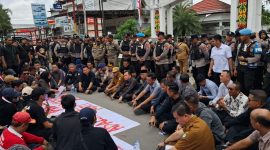 DUDUK BERSAMA: Ketua DPRD Kotim Rimbun bersama Anggota DPRD, Pj sekda Kotim Masri serta Forkopimda duduk bersama dengan para mahasiswa saat demo di depan kantor DPRD Kotim, Senin (1/9/2025).(IST)