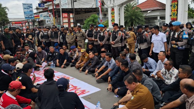DUDUK BERSAMA: Ketua DPRD Kotim Rimbun bersama Anggota DPRD, Pj sekda Kotim Masri serta Forkopimda duduk bersama dengan para mahasiswa saat demo di depan kantor DPRD Kotim, Senin (1/9/2025).(IST)