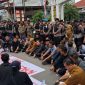 DUDUK BERSAMA: Ketua DPRD Kotim Rimbun bersama Anggota DPRD, Pj sekda Kotim Masri serta Forkopimda duduk bersama dengan para mahasiswa saat demo di depan kantor DPRD Kotim, Senin (1/9/2025).(IST)