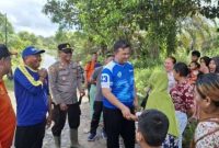 MENYALURKAN : Bupati Lamandau, Rizky Aditya Putra menyalurkan bantuan kepada masyarakat yang terdampak banjir, di wilayah Kecamatan Bulik, Kelurahan Nanga Bulik, Senin (15/9).(IST)