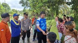 MENYALURKAN : Bupati Lamandau, Rizky Aditya Putra menyalurkan bantuan kepada masyarakat yang terdampak banjir, di wilayah Kecamatan Bulik, Kelurahan Nanga Bulik, Senin (15/9).(IST)