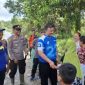 MENYALURKAN : Bupati Lamandau, Rizky Aditya Putra menyalurkan bantuan kepada masyarakat yang terdampak banjir, di wilayah Kecamatan Bulik, Kelurahan Nanga Bulik, Senin (15/9).(IST)