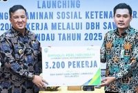 LUNCURKAN : Bupati Lamandau Rizky Aditya Putra meluncurkan perlindungan jamsostek bagi 3200 pekerja di Lamandau bersama pihak Jamsostek, baru-baru ini.(IST)
