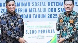 LUNCURKAN : Bupati Lamandau Rizky Aditya Putra meluncurkan perlindungan jamsostek bagi 3200 pekerja di Lamandau bersama pihak Jamsostek, baru-baru ini.(IST)