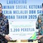 LUNCURKAN : Bupati Lamandau Rizky Aditya Putra meluncurkan perlindungan jamsostek bagi 3200 pekerja di Lamandau bersama pihak Jamsostek, baru-baru ini.(IST)