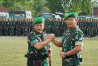 SALAM KOMANDO : Pangdam XXII/Tambun Bungai, Mayjen TNI Zainul Arifin bersama Pangdam XII/Tanjungpura, Mayjen TNI Jamallulael, saat memberikan salam komando   usai alih kodal di Lapangan Makodam XXII/Tambun Bungai, Rabu (10/9/2025).(IST)