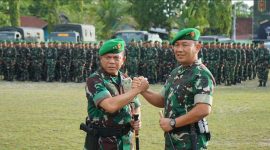 SALAM KOMANDO : Pangdam XXII/Tambun Bungai, Mayjen TNI Zainul Arifin bersama Pangdam XII/Tanjungpura, Mayjen TNI Jamallulael, saat memberikan salam komando   usai alih kodal di Lapangan Makodam XXII/Tambun Bungai, Rabu (10/9/2025).(IST)