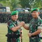 SALAM KOMANDO : Pangdam XXII/Tambun Bungai, Mayjen TNI Zainul Arifin bersama Pangdam XII/Tanjungpura, Mayjen TNI Jamallulael, saat memberikan salam komando   usai alih kodal di Lapangan Makodam XXII/Tambun Bungai, Rabu (10/9/2025).(IST)