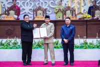 PENANDATANGANAN  : Wagub H. Edy Pratowo  bersama Ketua DPRD Arton S. Dohong dan Wakil Ketua III Junaidi usai melakukan  penandatanganan Berita Acara Persetujuan Bersama Raperda APBD Tahun Anggaran 2025 saat Rapat Paripurna ke-23, Jumat (12/9/2025).(IST)