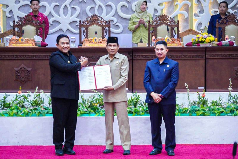 PENANDATANGANAN  : Wagub H. Edy Pratowo  bersama Ketua DPRD Arton S. Dohong dan Wakil Ketua III Junaidi usai melakukan  penandatanganan Berita Acara Persetujuan Bersama Raperda APBD Tahun Anggaran 2025 saat Rapat Paripurna ke-23, Jumat (12/9/2025).(IST)