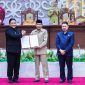 PENANDATANGANAN  : Wagub H. Edy Pratowo  bersama Ketua DPRD Arton S. Dohong dan Wakil Ketua III Junaidi usai melakukan  penandatanganan Berita Acara Persetujuan Bersama Raperda APBD Tahun Anggaran 2025 saat Rapat Paripurna ke-23, Jumat (12/9/2025).(IST)