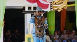 PIMPIN : Gubernur Kalteng H. Agustiar Sabran saat menjadi pemimpin upacara HUT ke-66 Barito Selatan, Selasa (23/9/2025).(IST)
