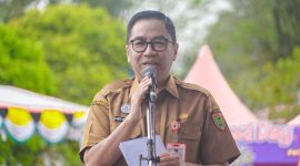 SAMBUTAN : Plt. Sekda Kalteng Leonard S. Ampung menyampaikan sambutan Gubernur saat pegelaran Gerakan Pangan Murah (GPM) RRI Fest 2025 di halaman Kantor RRI Palangka Raya, Selasa (9/9/2025).(IST)