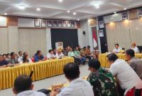 MEDIASI : Bupati Lamandau Rizky Aditya Putra saat memfasilitasi mediasi PT. SLR bersama masyarakat desa setempat, yang di laksanakan di aula Setda Lamandau, belum lama ini.(IST)