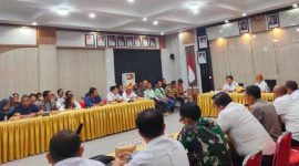 MEDIASI : Bupati Lamandau Rizky Aditya Putra saat memfasilitasi mediasi PT. SLR bersama masyarakat desa setempat, yang di laksanakan di aula Setda Lamandau, belum lama ini.(IST)