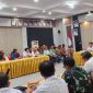 MEDIASI : Bupati Lamandau Rizky Aditya Putra saat memfasilitasi mediasi PT. SLR bersama masyarakat desa setempat, yang di laksanakan di aula Setda Lamandau, belum lama ini.(IST)