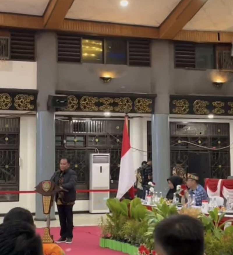 PIMPIN : Gubernur Kalteng Agustiar Sabran saat memimpin rapat koordinasi di Gedung Serba Guna, Jumat (19/9/2025) malam.(IST)