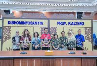 FOTO BERSAMA: Sekretaris Diskominfosantik Kalteng, Tuty Sulistyowatie,Tim Pembinaan Lembaga dalam Pengutamaan Bahasa Negara saat foto bersama usai melakukan audiensi di Aula Kanderang Tingang, Kamis (4/9/2025).(IST)