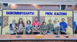 FOTO BERSAMA: Sekretaris Diskominfosantik Kalteng, Tuty Sulistyowatie,Tim Pembinaan Lembaga dalam Pengutamaan Bahasa Negara saat foto bersama usai melakukan audiensi di Aula Kanderang Tingang, Kamis (4/9/2025).(IST)