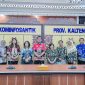 FOTO BERSAMA: Sekretaris Diskominfosantik Kalteng, Tuty Sulistyowatie,Tim Pembinaan Lembaga dalam Pengutamaan Bahasa Negara saat foto bersama usai melakukan audiensi di Aula Kanderang Tingang, Kamis (4/9/2025).(IST)