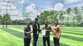 MENYERAHKAN :  Direktur Utama PT Permata Energi Borneo, Noor Febriyanto, didampingi  Pihak Penerbit saat menyerahkan lapangan mini soccer kepada kepala sekolah SMAN 2 Sampit Drs. Kodarahim belum lama ini.(IST)